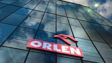 Orlen logo na budynku