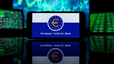 smartfon, logo euro i napis ECB na ekranie