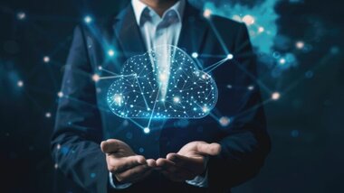 mężczyzna trzymający w dłoniach wirtualną chmurę