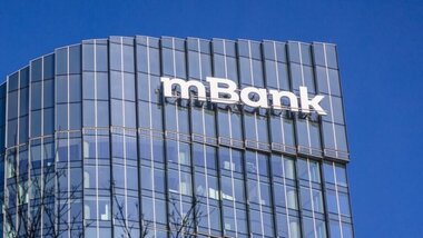 mBank logo na budynku