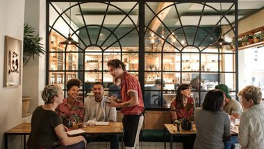 kelner, goście, restauracja