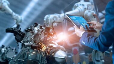roboty przemysłowe, spawanie, człowiek z tabletem