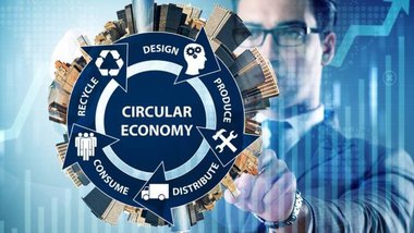 ikona GOZ, napis Circular economy, mężczyzna w garniturze wskazujący na ekran