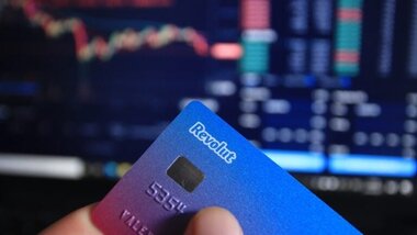karta Revolut na tle ekranu giełdowego