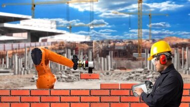robot budujący mur, w tle budowa, pracownik