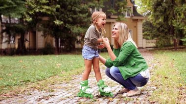 kobieta i dziecko na rolkach