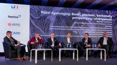 W dyskusji uczestniczyli Paweł Minkina, Tomasz Maliszewski z Departamentu Operacji i Zarządzania Gotówką i Rozliczeń w Banku Millennium; Tomasz Zientek, dyrektor Departamentu Efektywności i Rozwoju Operacji w Santander Banku Polska; Dariusz Marcjasz, Country Manager w firmie EURONET; Michał Janik, wiceprezes zarządu ITCARD oraz Bartłomiej Nocoń, dyrektor Zespołu Systemów Płatniczych i Bankowości Elektronicznej Związku Banków Polskich.