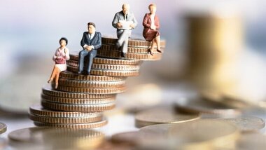 stos monet, lalki-postacie siedzące , w różnym wieku