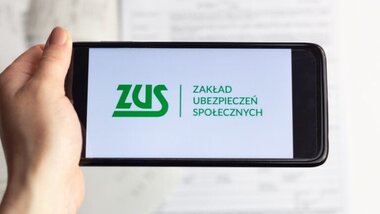 smartfon z napisem ZUS