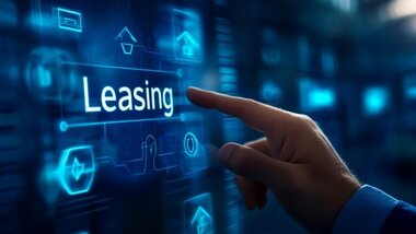 napis Leasing na wirtualnym ekranie, palec wskazujący
