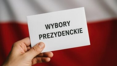 kartka z napisem wybory prezydenckie, w tle flaga