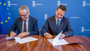 Prezes BGK Mirosław Czekaj oraz prezydent Warszawy Rafał Trzaskowski podpisują umowę akceptacyjną na rozliczanie ePłatności w mObywatelu. Fot. Rafał Motyl