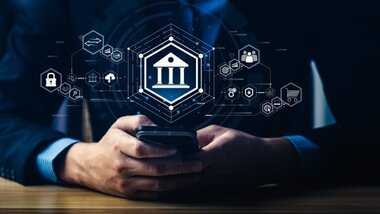 ikona wirtualna banku, mężczyzna ze smartfonem