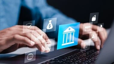 wirtualne ikony banku, usług finansowych nad klawiaturą laptopa