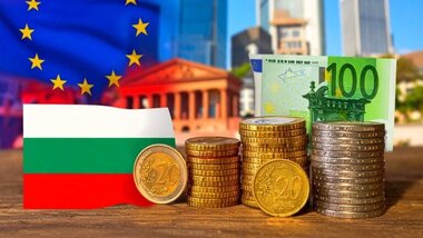 monety euro, flagi Bułgarii i UE