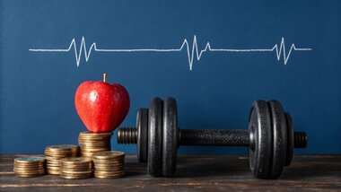 monety, sztanga, jabłko, wykres EKG