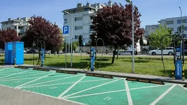 Parking Decathlon Targówek, punkty ładowania. Źródło: Powerdot