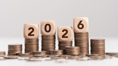 stosy monet, napis 2026 na klockach