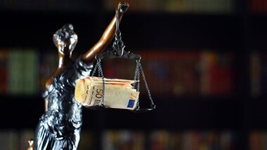 statuetka Sprawiedliwości, plik banknotów