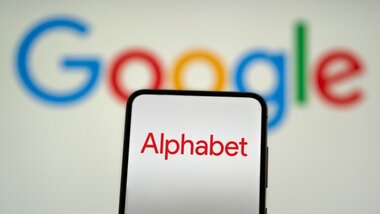 smartfon z napisem Alphabet, w tle napis Google