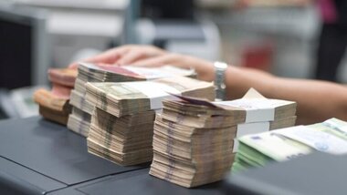 pliki banknotów w banderolach, euro