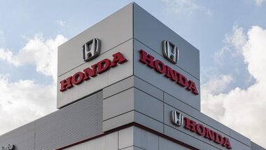 logo Honda na budynku