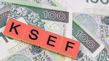 pomarańczowe klocki z napisem KSeF na banknotach