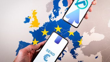 mapa UE, 2 smartfony, przesyłanie euro