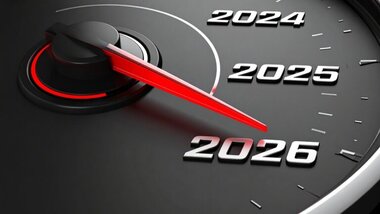 prędkościomierz z datami, czerwona wskazówka na 2026