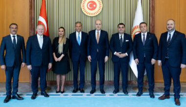 TBMM Başkanı Kurtulmuş’u makamında ziyaret eden, Türkiye Seyahat Acentaları Birliği