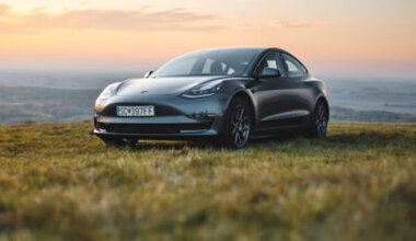 Elektrikli otomobil üreticisi Tesla, popüler modelleri Model 3 ve Model