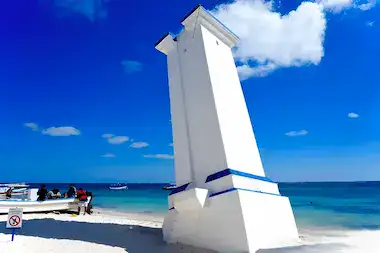 faro inclinado de puerto morelos