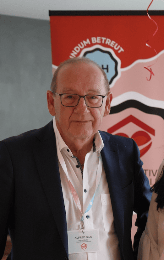 Alfred Gilg - Gebietsleitung bei AlternativezumHeim Mann im Anzug repräsentiert die Gebietsleitung in Niederbayern, Oberpfalz und Franken - 24 Stunden Pflege in Regensburg
