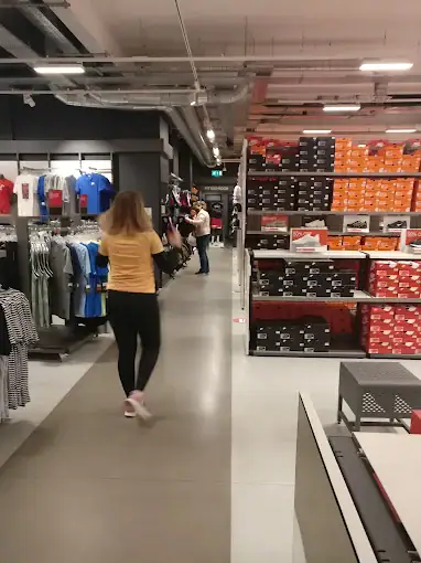 Dettaglio del pavimento Ultratop Antracite polished, Nike Factory Store Gretna Green