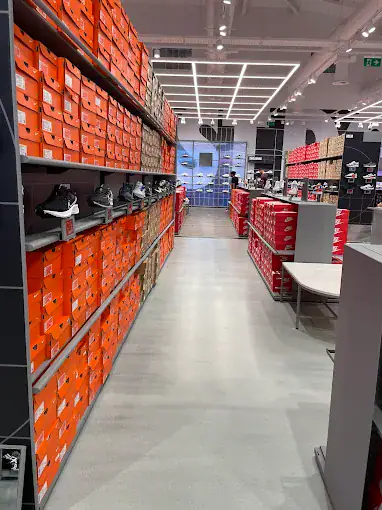 Pavimento in resina Ultratop levigato nelle corsie del Nike Store Teesside Shopping Park UK
