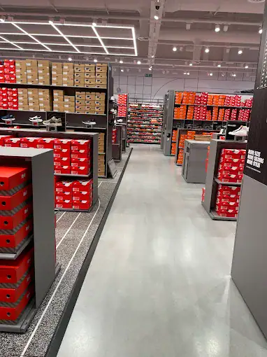 Pavimento in resina Ultratop levigato nelle corsie del Nike Store Teesside Shopping Park UK