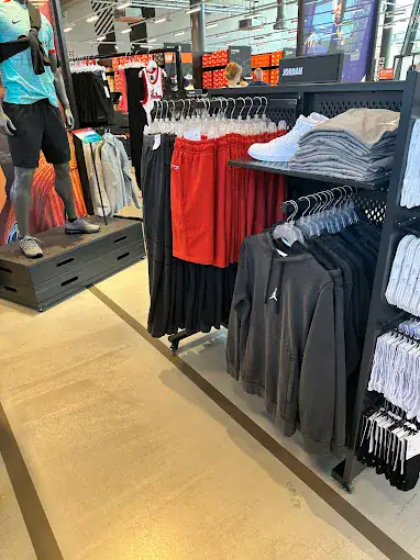 Corsie con sport lines e scaffalature su pavimento Ultratop, Nike Factory Store Wolfsburg