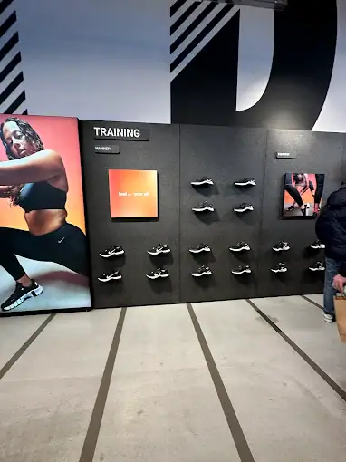 Sport lines e finitura del pavimento in resina Ultratop, Nike Factory Store Wolfsburg Germania
