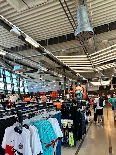 Pavimento Ultratop effetto naturale nell'area espositiva Nike Factory Store Wolfsburg