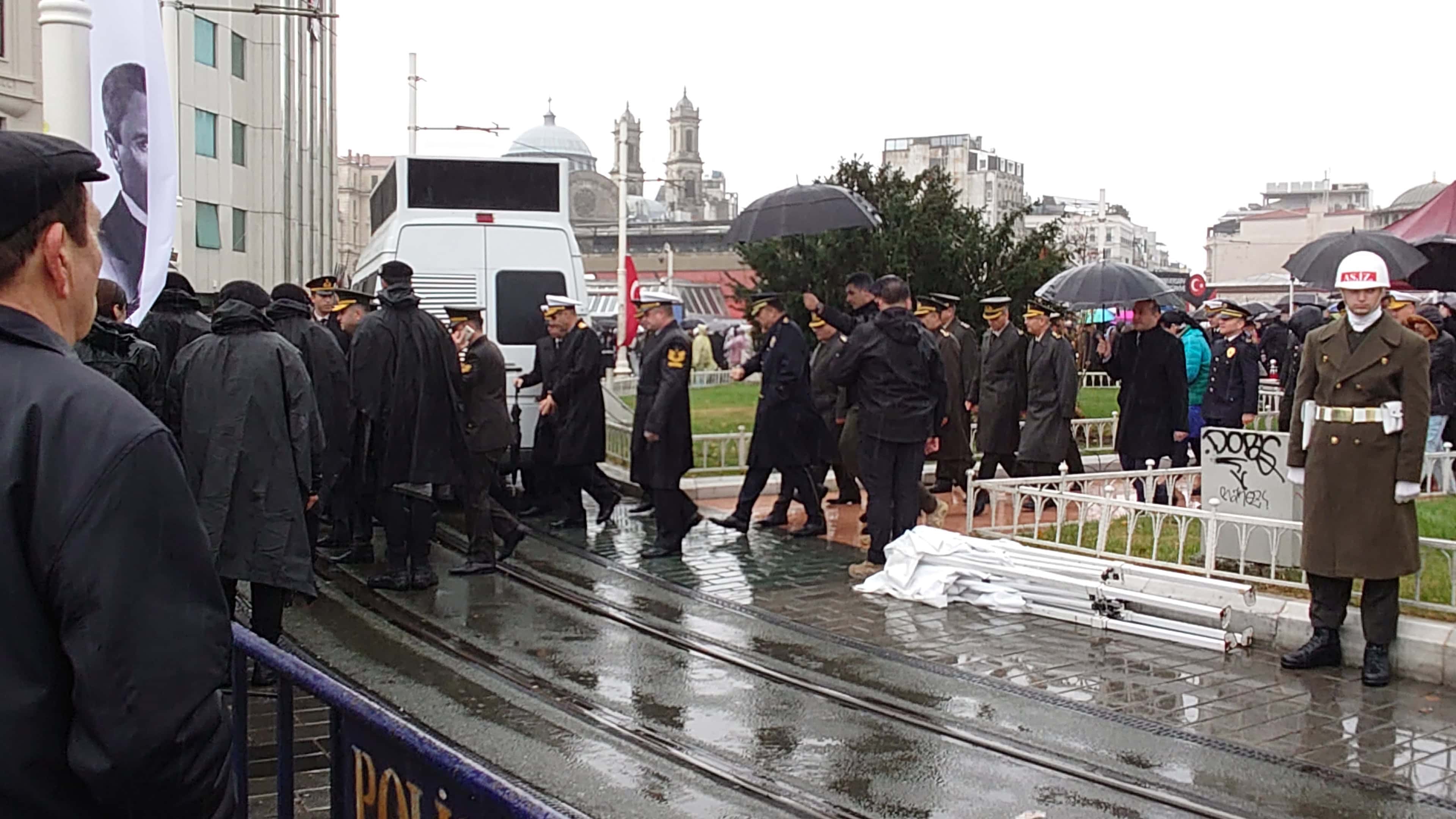 正装を纏った追悼式参列者たち１