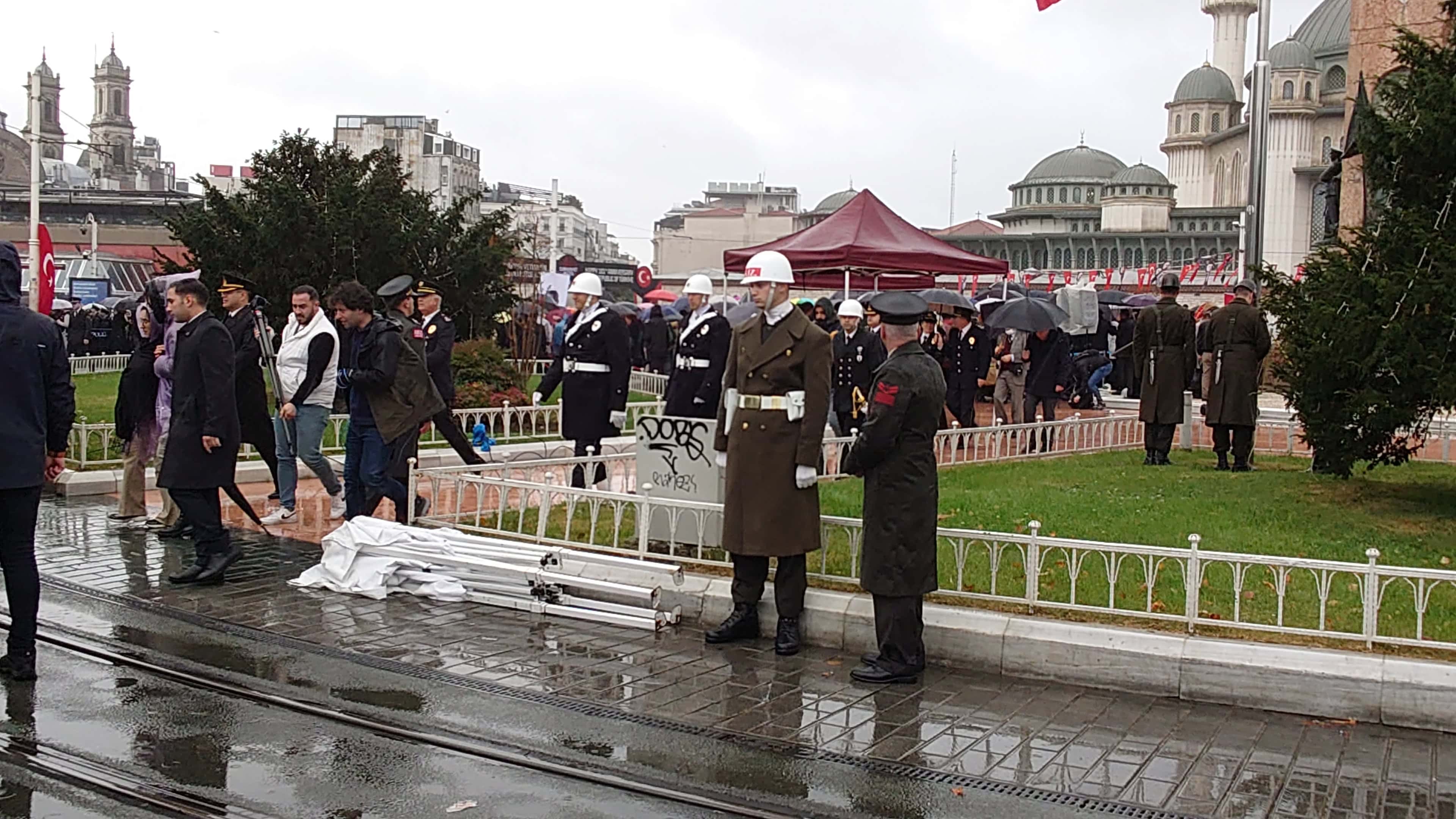 正装を纏った追悼式参列者たち２