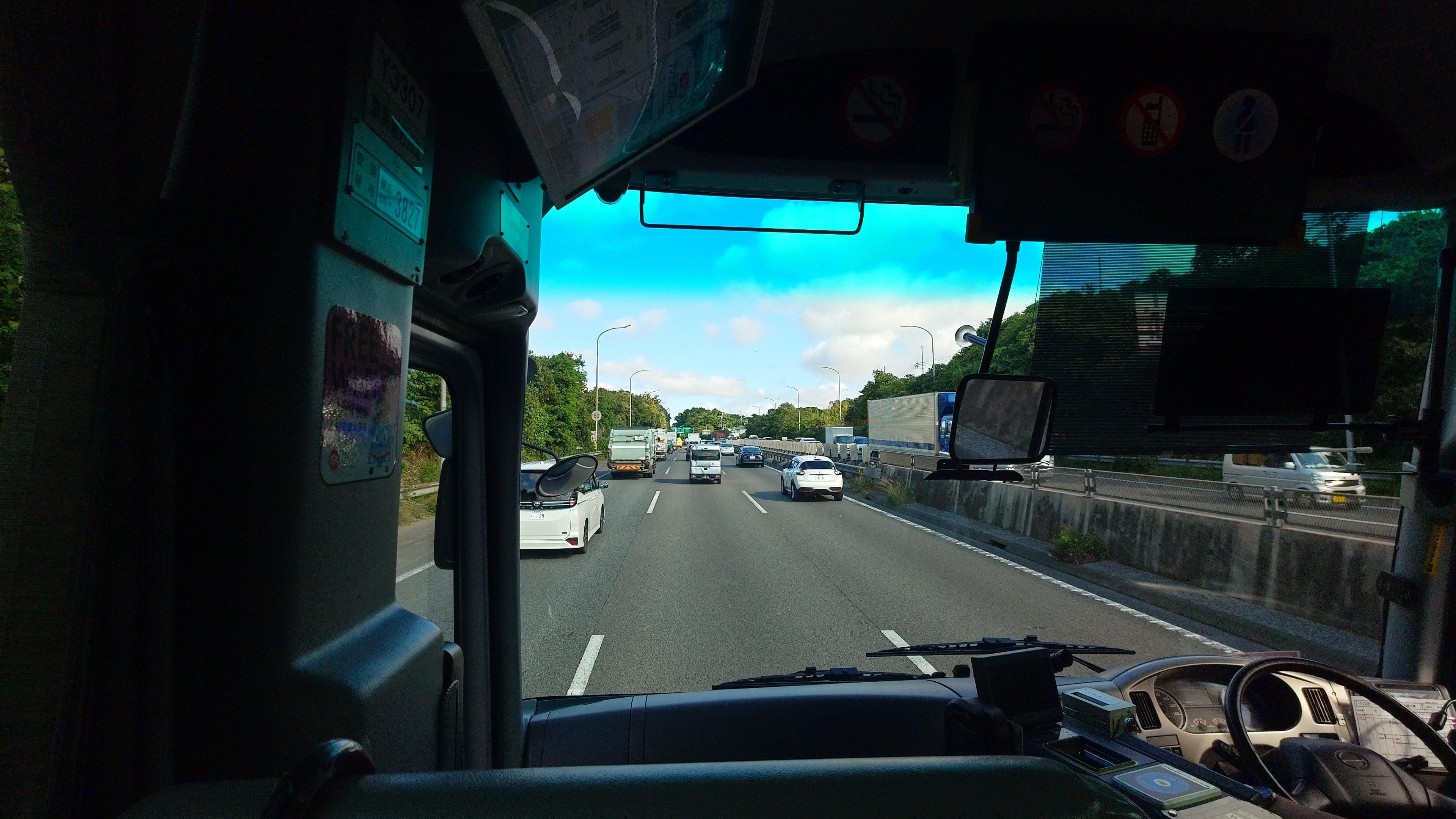 5.流れる車列、晴天の高速道路