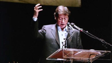 ربط المرأة بالوطن في شعر محمود درويش ونزار قباني