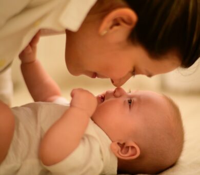 Mutter hält ihre Nase an die ihres Babys