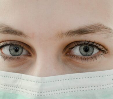 Nahaufnahme von Frau mit Mund-Nasen-Bedeckung