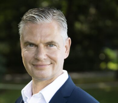 Foto von Moderator, Bestsellerautor und ECARF-Botschafter Ingo Hoppe