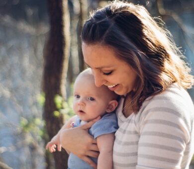 Baby wird von Frau gehalten