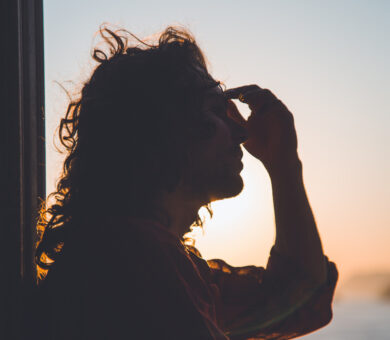 Mann hält Hand an den Kopf