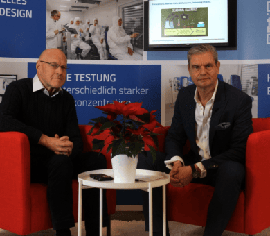 Von links nach rechts: Prof. Dr. med. Karl-Christian Bergmann und Moderator Ingo Hoppe im Gespräch