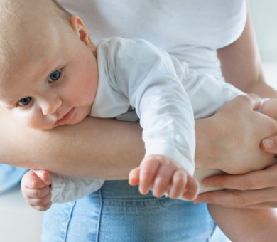 Baby wird auf dem Arm gehalten
